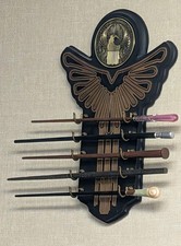 Fantastic Beasts – The Noble Collection – 5-Wand Set with MACUSA Wall Display picture