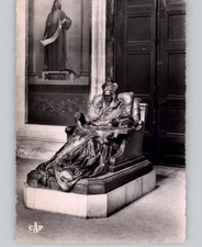 Le Cardinal Richelieu Statue at Eglise de la Sorbonne Postcard picture