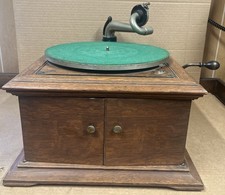 Antique 1920 Victor  VV-VI Talking Machine - Works/Spins -Canadian Badge picture