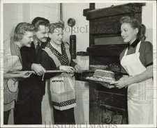 1955 Press Photo Ernie Kovacs judges cake-baking contest at Dunhall's, New York picture