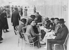 Visitors to Universal Exhibition Paris picnicking August 30 1937 Old Photo picture