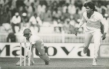 A13 A1332 – Ramiz Raja Pakistan Cricket Match Action Wicket Scene 1980s Pakistan picture