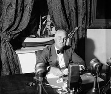 FDR Franklin Roosevelt Vintage 1930s Fireside Chat Photo Reprint Wall Art picture