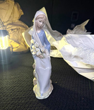 Vintage Lladró #4972 Girl with Lilies Sitting – Retired Porcelain Figurine picture