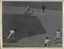 1943 Press Photo Yankees Bill Johnson out at 3rd vs Indians, Mack,Lindell,Dening picture