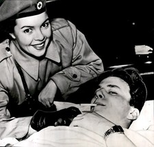 LG75 1953 AP Wire Photo RED CROSS WORKER JOAN SMART & CANADIAN KOREAN WAR VET picture