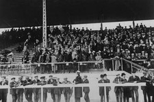 Crowd of American fans celebrate after Melvin Sheppard 1908 OLD PHOTO picture