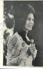 1972 Press Photo Loretta Lynn Raises Money For Children of A Coal Mine Disaster picture