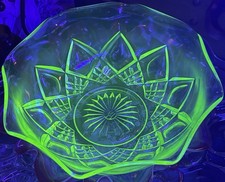 VTG Hazel Atlas Diamond Arches Green Uranium Glass Bowl Ruffled Starburst 8.5
