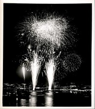 GA266 1953 Original Photo FIREWORKS GEYSERS OVER TOKYO'S SUMIDA RIVER KAWABIRAKI picture