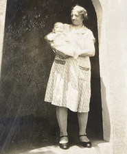1920s-1930s Granny Grandma Holding Cute Baby Grandchild Original Photo P20z15 picture