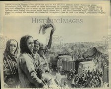 1975 Press Photo Moroccan Women Arrive Tent Camp for March into Spanish Sahara picture