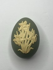WEDGWOOD RARE TRINKET EGG BOX IN SAGE WITH YELLOW BIAS RELIEF DAFFODILS picture
