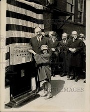 1923 Press Photo Mayor Hylan & Betty Gulick Open School Kids' Automatic Bank picture