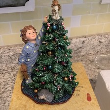Boyd’s Yesterday’s Child Holly Tippy Toe Christmas picture
