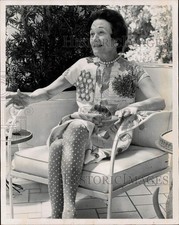1967 Press Photo Duchess of Windsor speaking in the patio - lra72248 picture
