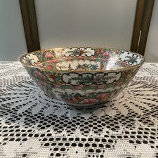 This is a Chinese export porcelain bowl featuring a traditional Rose Medallion picture