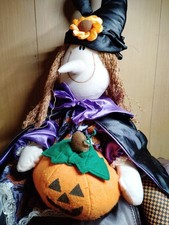 LARGE Sitting Witch Happy + Holding Pumpkin 20