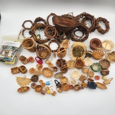 Lot Dollhouse Woven Rustic Handmade Baskets, Wreaths,  Gardening Books Miniature picture