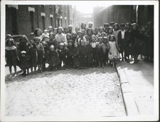 Poor children in a street in Whitechapel in 1911 London OLD PHOTO picture