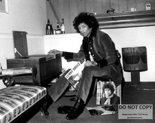 MUSICIAN JIMI HENDRIX - 8X10 PUBLICITY PHOTO (CC-834) picture