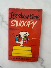 Vintage It’s Show Time Snoopy Paperback 1975 Fawcett Crest Charles Schulz Peanut picture