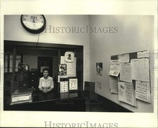 1989 Press Photo Postmaster Gloria Hall of Morganza, Maryland at post office picture