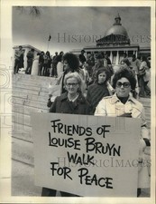 1971 Press Photo Friends of Louise Bruyn gather at Copley Square, Boston picture