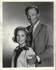 1965 Press Photo Richard Denning and Mary Laroche star in the series