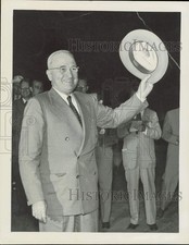 1949 Press Photo Harry Truman waves his hat during his visit to Kansas City picture