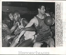 1960 Press Photo Minneapolis: Detroit's Bailey Howell & Lakers Ray Felix Rebound picture