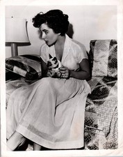 HOLLYWOOD ELIZABETH TAYLOR BEHIND SCENES IN SET 1950s PORTRAIT ORIG PHOTO MA80 picture