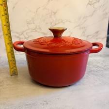 Crofton 4.6 Qt Red Enameled Cast Iron Dutch Oven Holiday Wreath Lid 9.5