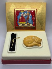 Vintage Estee Lauder White Enamel Gold Sleeping Kitten Cat Solid Perfume Compact picture