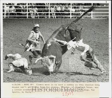 1988 Press Photo Bull rider Greg Rhodes struggles during Clovis Rodeo in Fresno picture