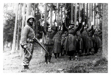 AFRICAN AMERICAN SOLDIER CAPTURES GERMAN SOLDIERS POW WW2 WWII 4X6 PHOTO picture