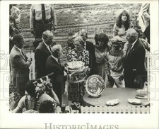 1979 Press Photo Governor Hugh Carey at Belmont Cup presentation at Belmont Park picture