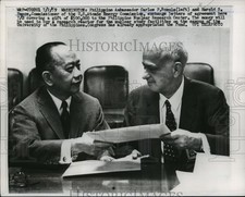 1959 Press Photo Carlos P Romule & Harold S Vance Exchange Letters of Agreement picture