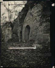 1925 Press Photo Nels McDowell & his mausoleum near Fairbusey NE - neo00812 picture