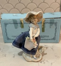 Lladro “Pretty Pickings” 5222 ARTIST SIGNATURE With Box picture