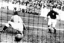 Alf Ramsey And Goalkeeper Bert Williams 1950 Old Photo picture