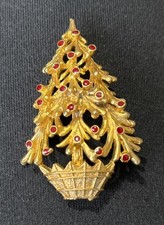 Vintage Gold Tone W/Berries Christmas Tree Brooch Pin-2-1/2” picture