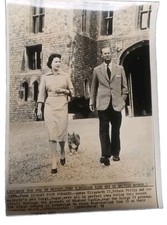 Vintage 1959 AP Wirephoto Queen Elizabeth II Prince Philip & Corgi Sugar Windsor picture