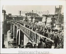 1969 Press Photo Huge crowd walking across the London bridge in Great Britain picture