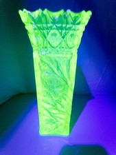 ANTIQUE RARE MCKEE GREEN URANIUM GLASS INNOVATION #410 HEXAGON VASE ETCHED 1913 picture