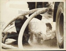 1970 Press Photo M.W. Penninger cools off under dripping firehose in Charlotte picture
