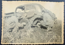 WW2 Photo Soldiers Changing Wheel Car Military Vintage Original B&W Snapshot picture
