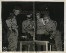 1943 Press Photo American Army commanders study the map for maneuvers picture