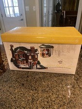 Department 56 Snow Village 2000 HOLLY LANE 54977 In Box With Accessories EUC picture