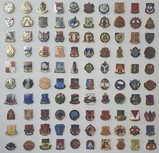 100 Vintage US Army Military Pins Badges Medal DUI Lot Distinguished Unit  Lot 3 picture